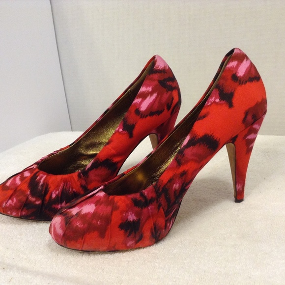 CYNTHIA VINCENT RED, BLACK,& PINK PRINT PUMP - Picture 2 of 4